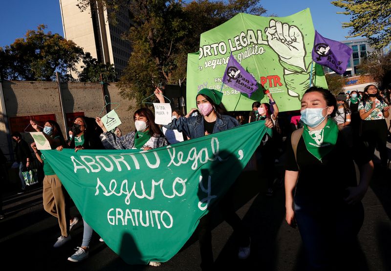 © Reuters. Activistas a favor de la legalización del aborto gritan eslóganes fuera del Congreso de Valparaíso en Chile, 28 de septiembre del 2021. REUTERS/Rodrigo Garrido - 