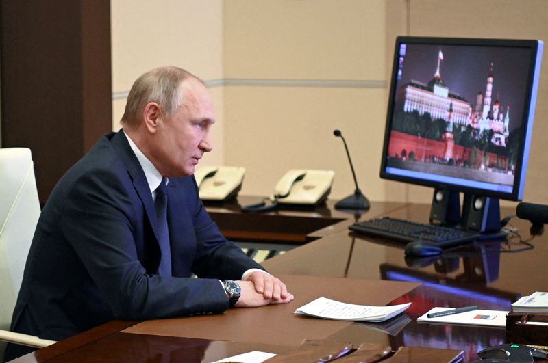 &copy; Reuters. FILE PHOTO: Russian President Vladimir Putin chairs a meeting with members of the Security Council via a video link at the Novo-Ogaryovo state residence outside Moscow, Russia March 3, 2022. Sputnik/Andrey Gorshkov/Kremlin via REUTERS 
