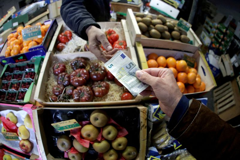 &copy; Reuters. FILE PHOTO: A shopper pays with a euro bank note in a market in Nice, France, April 3, 2019.  REUTERS/Eric Gaillard