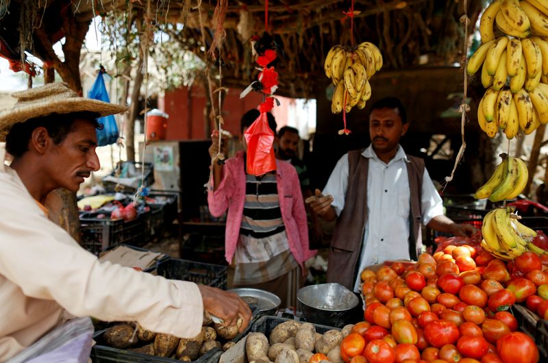 &copy; Reuters. منظر عام لسوق تجاري لبيع الخضروات بالقرب من قرية الجريب في اليمن في صورة من أرشيف رويترز. 