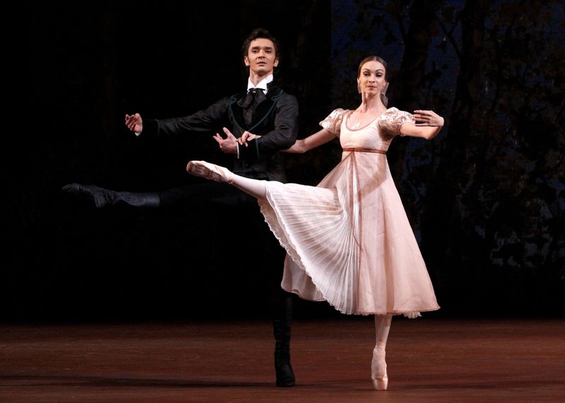 &copy; Reuters. FOTO DE ARCHIVO: Los bailarines Olga Smirnova ( derecha) en el papel de Tatyana y Vladislav Lantratov en el papel de Onegin actúan durante un preestreno para los medios de comunicación del ballet "Onegin" en el Teatro Bolshói de Moscú. 10 de julio de 