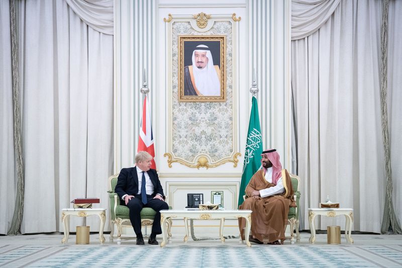 &copy; Reuters. رئيس الوزراء البريطاني بوريس جونسون خلال اجتماع مع ولي عهد المملكة السعودية  الأمير محمد بن سلمان في الرياض يوم الأربعاء. صورة لرويترز من مم