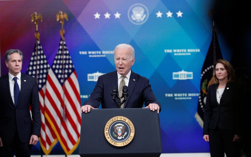 © Reuters. U.S. President Joe Biden is flanked by Secretary of State Antony Blinken and Deputy Secretary of Defense Kathleen Hicks as he speaks about assistance the U.S. government is providing to Ukraine amid Russia's invasion of the neighboring country, before signing an executive order on the aide in the Eisenhower Office Building's South Court Auditorium at the White House in Washington, U.S., March 16, 2022. REUTERS/Tom Brenner