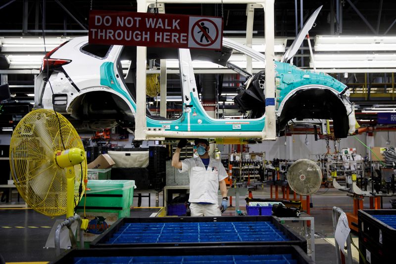 © Reuters. An employee works on the Honda CR-V vehicle on the assembly line at the production facilities of Honda Canada Manufacturing in Alliston, Ontario, Canada March 16, 2022.  REUTERS/Cole Burston