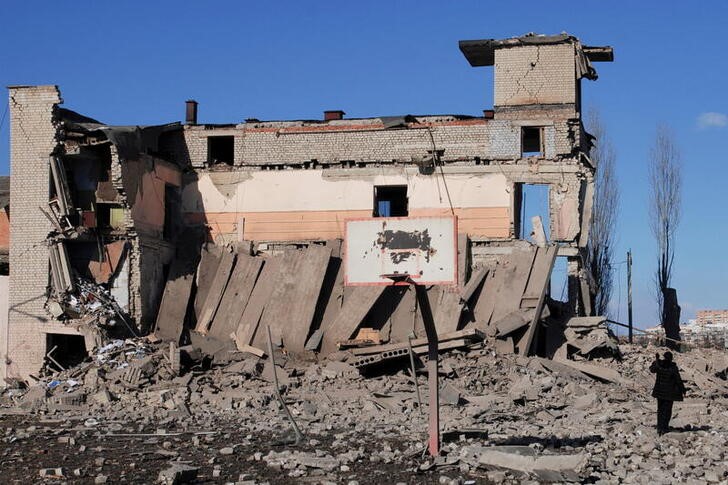 &copy; Reuters. IMAGEN REFERENCIAL. Un hombre gesticula fuera de una escuela dañada por bombardeos, en medio de la invasión rusa a Ucrania, en Járkov, Ucrania. Marzo 16, 2022. REUTERS/Oleksandr Lapshyn