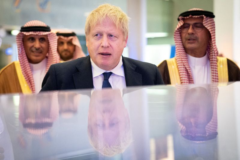 © Reuters. رئيس الوزراء البريطاني بوريس جونسون في السعودية يوم الأربعاء. صورة لرويترز من ممثل عن وكالات الأنباء