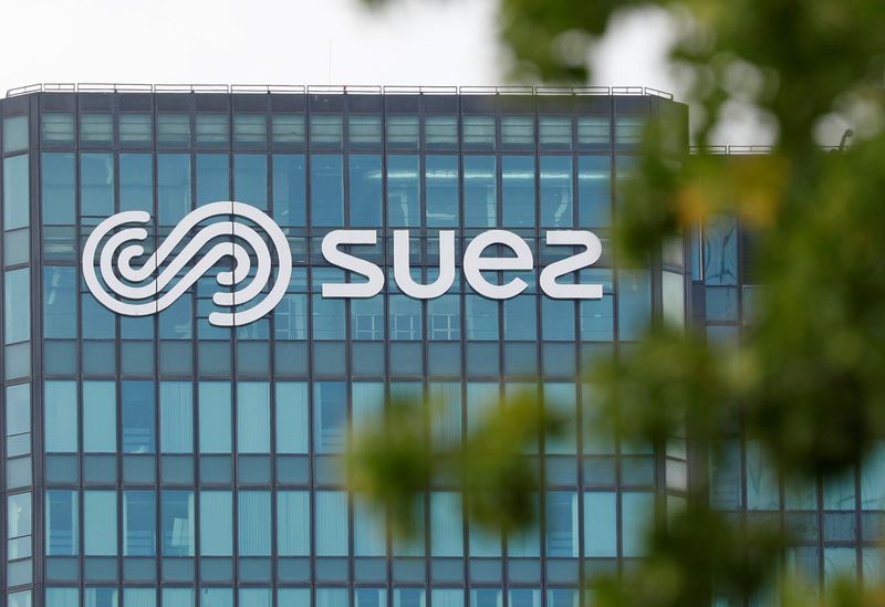 &copy; Reuters. the logo of SUEZ is seen on the company headquarters at La Defense business and financial district in Courbevoie near Paris, France, September 1, 2020.  REUTERS/Charles Platiau