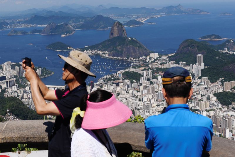 © Reuters. Turistas no Corcovado, no Rio de Janeiro
31/1/2020 REUTERS/Lucas Landau