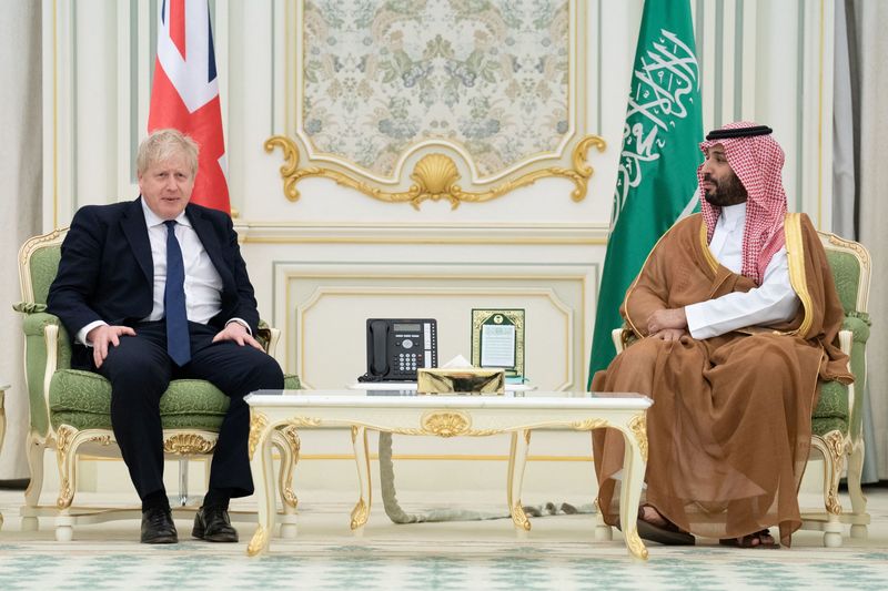 &copy; Reuters. ولي عهد السعودية الأمير محمد بن سلمان يستقبل رئيس وزراء بريطانيا بوريس جونسون في الرياض يوم الأربعاء. صورة لرويترز من ممثل عن وكالات الأنبا