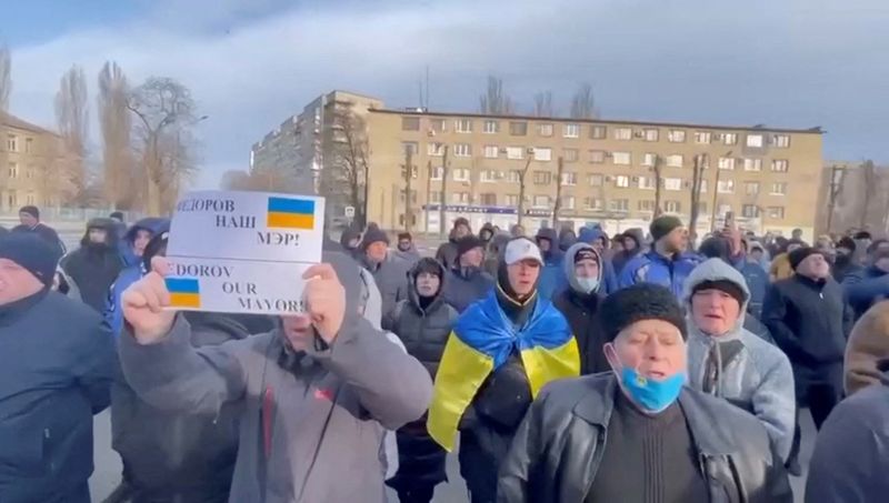 &copy; Reuters. Pessoas protestam contra captura de prefeito de Melitopol
12/03/2022
Cortesia do Subchefe da Presidência da Ucrânia/Divulgação via REUTERS