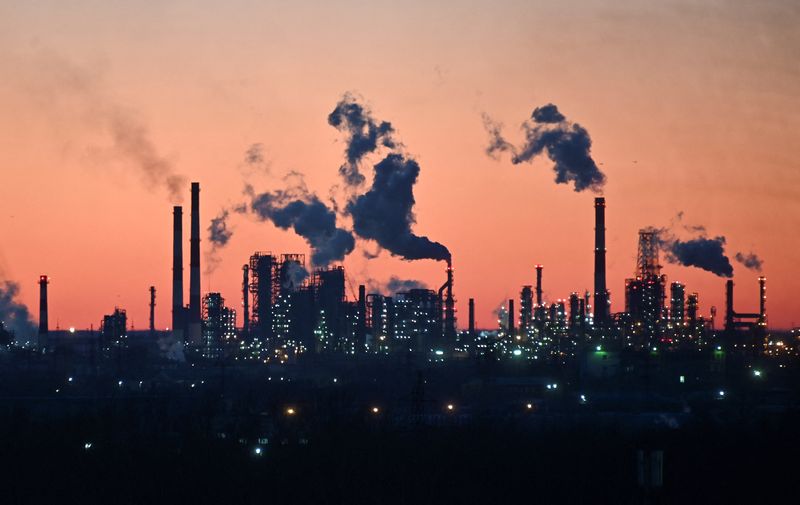 &copy; Reuters. A general view shows a local oil refinery during sunset in Omsk, Russia March 16, 2022. REUTERS/Alexey Malgavko