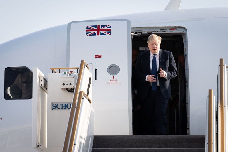 &copy; Reuters. Britain's Prime Minister Boris Johnson arrives at Abu Dhabi airport at the start of his visit to the United Arab Emirates and Saudi Arabia, in Abu Dhabi,  United Arab Emirates, March 16, 2022. Stefan Rousseau/Pool via REUTERS