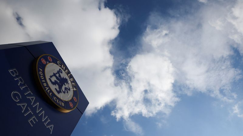 &copy; Reuters. Escudo do Chelsea em uma das entradas do estádio do time, o Stamford Bridge, em Londres
10/03/2022
REUTERS/Hannah Mckay