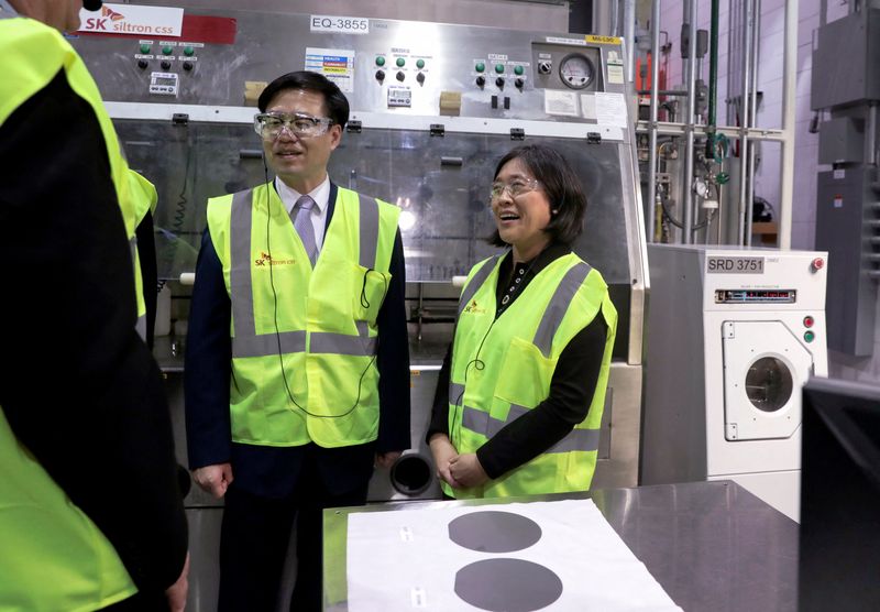 &copy; Reuters. U.S. Trade Representative Ambassador Katherine Tai and South Korean Trade Minister Yeo Han-koo tour a silicon wafer plant being expanded by South Korean semiconductor manufacturer SK Siltron CSS in Auburn, Michigan, U.S., March 16, 2022.   REUTERS/Rebecca