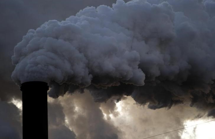 &copy; Reuters. FILE PHOTO: Smoke rises from a chimney at the Sugar Cane Growers cooperative in Belle Glade, Florida January 6, 2010. REUTERS/Carlos Barria/File Photo