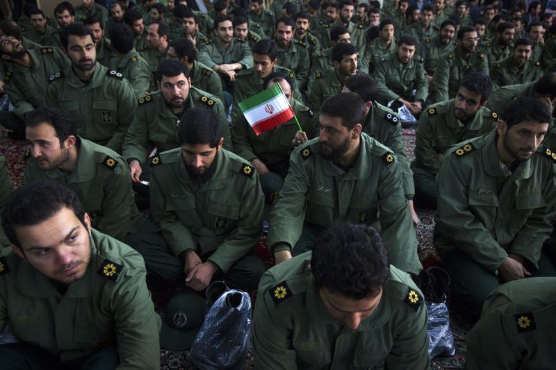 &copy; Reuters. أفراد من الحرس الثوري الإيراني يحضرون مراسم في ذطرى الثورة عند ضريح الخميني جنوبي طهران. صورة من أرشيف رويترز.