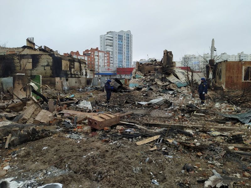 &copy; Reuters. ロシア国防省は、同国軍がウクライナの都市チェルニヒウでパンを求めて並んでいた１０人を銃撃したとする米国の情報を否定し、この地域にロシア軍はいないと発表した。写真は３月９日