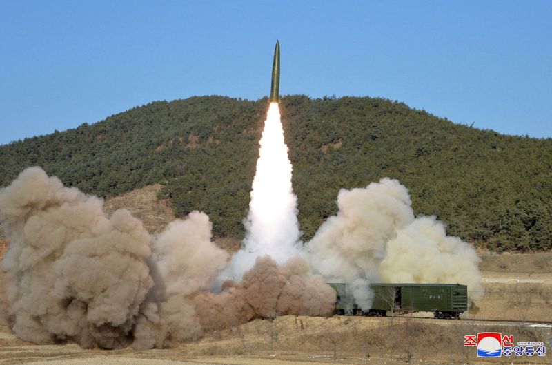 &copy; Reuters. طلاق صاروخ محمول على عربة سكك حديدية من مكان غير معلوم في كوريا الشمالية في صورة نشرتها وكالة الأنباء الرسمية يوم 14 يناير كانون الثاني 2022. 
(ص