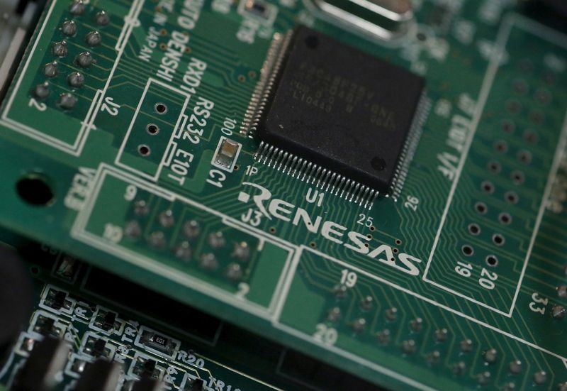 &copy; Reuters. FILE PHOTO: A Renesas Electronics Corp's chip is pictured at the company's office in Tokyo, March 21, 2013. REUTERS/Yuya Shino