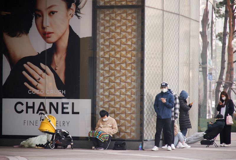 &copy; Reuters. Shoppers line up outside a Chanel store in Seoul, South Korea, March 16, 2022. REUTERS/Heo Ran