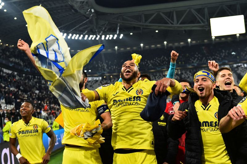 &copy; Reuters. Étienne Capoue, del Villarreal, celebra con sus compañeros tras el partido contra la Juventus en el  Allianz Stadium, Turín, Italia, 16 de marzo de 2022. REUTERS/Massimo Pinca