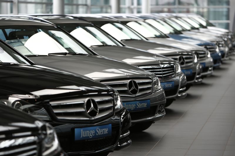 &copy; Reuters. Mercedes-Benz cars are displayed in a dealership of German car manufacturer Daimler in Munich May 17, 2013. REUTERS/Michaela Rehle/Files