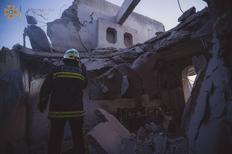 &copy; Reuters. Un miembro de los equipos de rescate trabaja en el sitio de un edificio residencial dañado por un ataque aéreo, mientras continúa el ataque de Rusia a Ucrania, en Kiev, Ucrania, en esta imagen publicada el 17 de marzo de 2022.  REUTERS/Servicio de pren