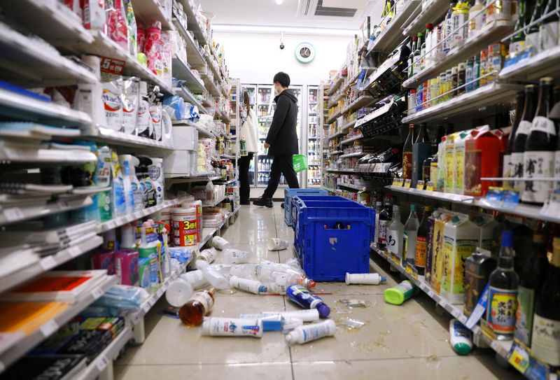 &copy; Reuters. Mercancías dispersas causadas por un terremoto en una tienda de conveniencia en Sendai, prefectura de Miyagi, Japón 17 de marzo de 2022, en esta foto tomada por Kyodo. Crédito obligatorio Kyodo/vía REUTERS
