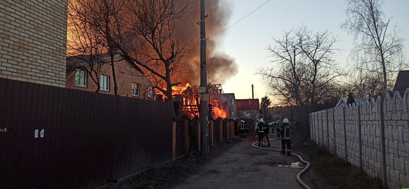 &copy; Reuters. رجل إطفاء يعملون في منطقة سكنية أصابها قصف بالعاصمة الأوكرانية كييف في صورة حصلت عليها رويترز يوم الأربعاء