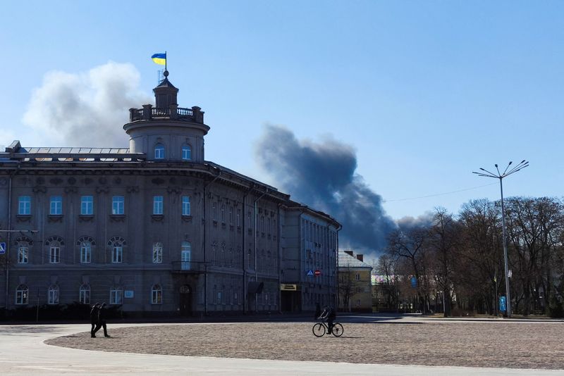 &copy; Reuters. دخان يتصاعد بعد قصف في مدينة تشيرنيهيف بشمال أوكرانيا في صورة التقطت يوم 14 مارس آذار 2022. تصوير: أوليه هولوفاتنكو - رويترز 