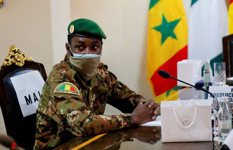 &copy; Reuters. Le gouvernement de transition malien, dirigé par Assimi Goïta (photo) annonce jeudi dans un communiqué engager une procédure pour suspendre "jusqu'à nouvel ordre" la diffusion de la radio RFI et de la télévision France24 dans l'ensemble du pays. /P