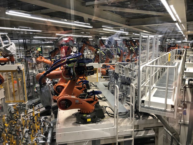 © Reuters. FILE PHOTO: An automated body welding line for electric cars is seen at Volkswagen's Zwickau assembly plant in Zwickau, Germany, September 13, 2019. REUTERS/Joe White/File Photo