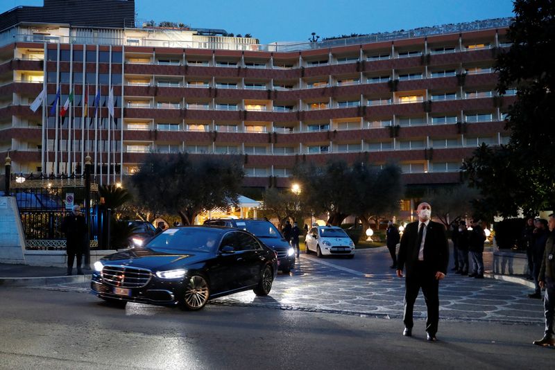 &copy; Reuters. FOTO DE ARCHIVO: Miembros de la delegación china abandonan el hotel Cavalieri a Waldorf Astoria de Roma, donde se cree que tuvo lugar una reunión entre el asesor de Seguridad Nacional de Estados Unidos, Jake Sullivan, y el alto diplomático chino, Yang 