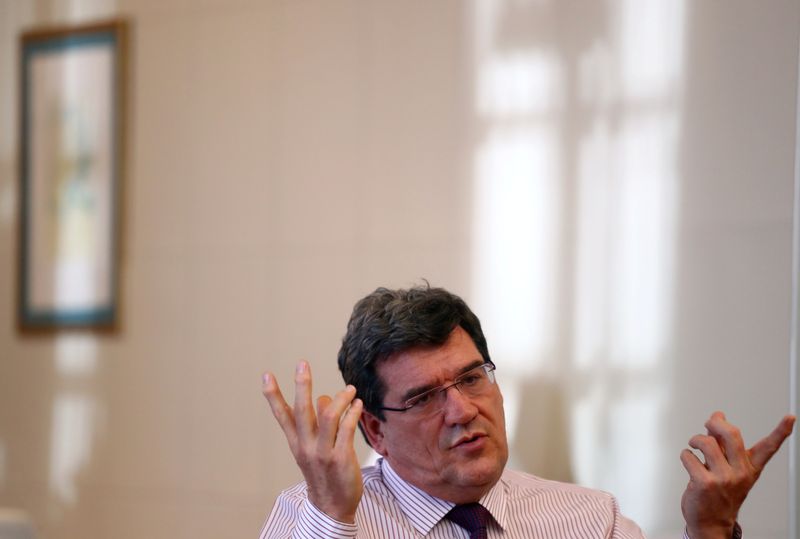 &copy; Reuters. FOTO DE ARCHIVO: El ministro de Migracionesl de España, José Luis Escrivá, durante una entrevista con Reuters en su ministerio en Madrid, España, 20 de mayo de 2020. REUTERS/Sergio Pérez