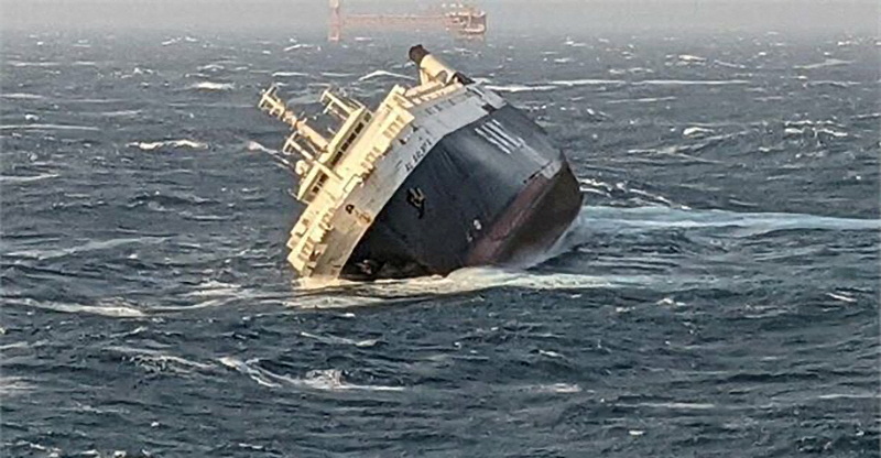 © Reuters. سفينة شحن إماراتية غرقت على بعد 30 ميلاً من عسلوية في الخليج العربي في إيران يوم الخميس. صورة لرويترز من وكالة أنباء غرب آسيا.