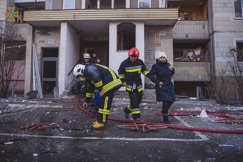 &copy; Reuters. Equipes de resgate ajudam mulher a sair de prédio residencial atingido por ataque aéreo em Kiev
17/03/2022 Serviço de Imprensa do Serviço Estatal de Emergência da Ucrânia/Divulgação via REUTERS