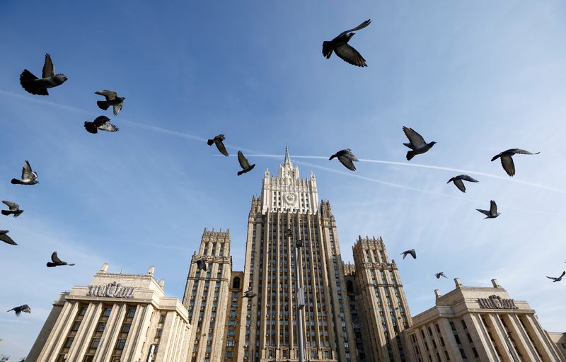 &copy; Reuters. Pombos voam em frente à sede do Ministério das Relações Exteriores da Rússia, em Moscou
12/10/2021 REUTERS/Maxim Shemetov