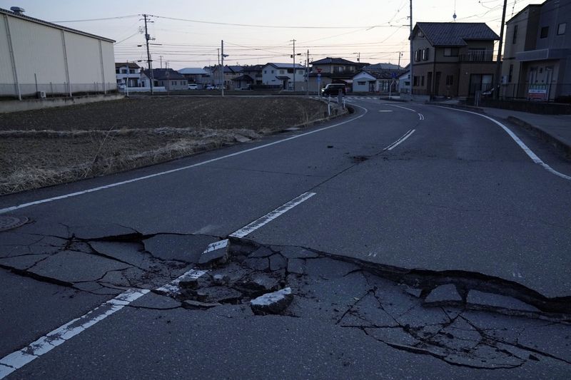 &copy; Reuters. Estrada danificada por terremoto em Soma, na província japonesa de Fukushima
17/03/2022 Kyodo/via REUTERS