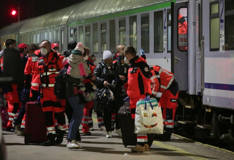 &copy; Reuters. Le trafic ferroviaire a été perturbé jeudi en Pologne par une panne du système de contrôle du trafic qui affecterait d'autres pays, selon le gouvernement polonais, qui fait face au même moment à un afflux de réfugiés ukrainiens dans les trains. /