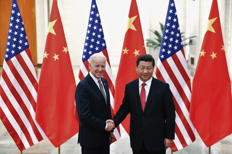 &copy; Reuters. الرئيس الأمريكي جو بايدن (يسارا) يصافح الرئيس الصيني شي جين بينغ - صورة من أرشيف رويترز 