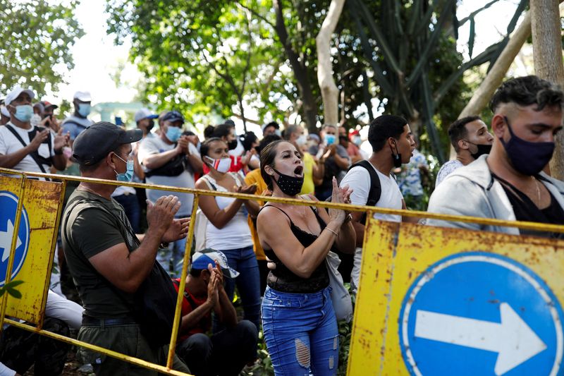 © Reuters. Personas protestan fuera de la Embajada de Panamá en La Habana, Cuba, 10 de marzo del 2022. Foto tomada el 10 de marzo del  2022. REUTERS/Amanda Perobelli