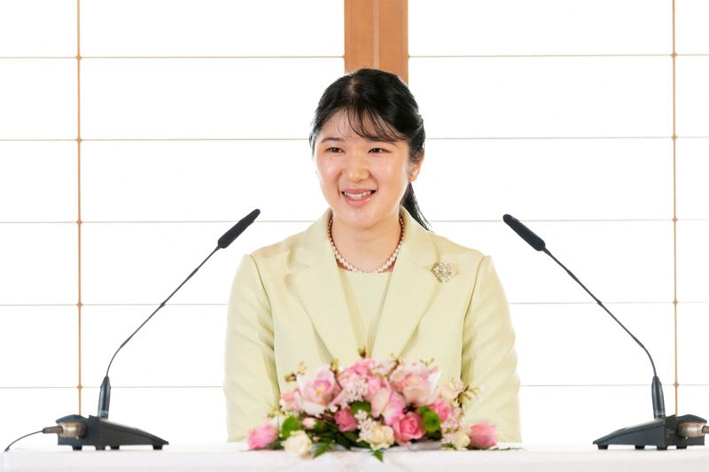 © Reuters. الأميرة أيكو ابنة أمبراطور اليابان في مؤتمر صحفي في طوكيو يوم الخميس. صورة من المكتب الإعلامي للبلاط الإمبراطوري حصلت عليها رويترز من طرف ثالث