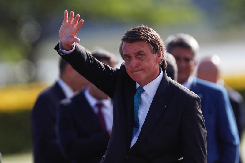 &copy; Reuters. Presidente Jair Bolsonaro acena durante cerimõnia de hasteamento da bandeira no Palácio da Alvorada, em Brasília
17/03/2022 REUTERS/Adriano Machado