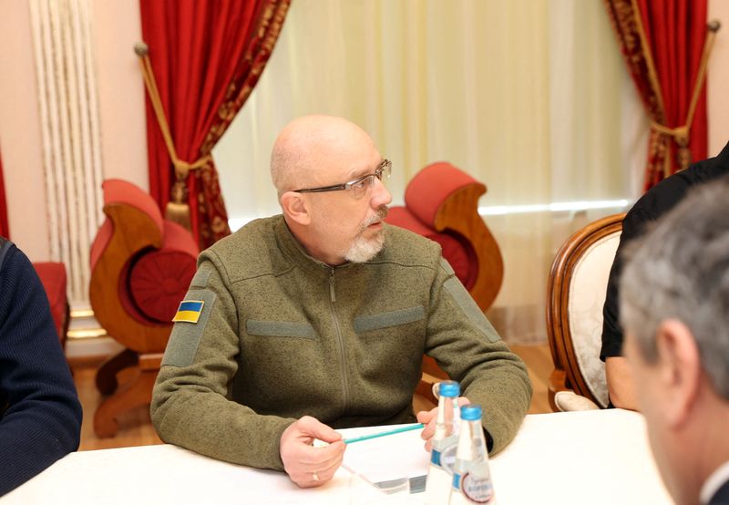 &copy; Reuters. Ministro da Defesa da Ucrânia, Oleksii Reznikov, durante reunião com autoridades russas na região de Gomel, em Belarus
28/02/2022 Sergei Kholodilin/BelTA/Divulgação via REUTERS