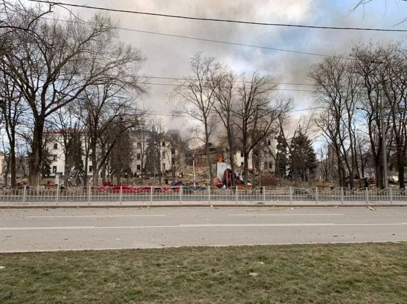 &copy; Reuters. Vista de teatro destruído por ataque aéreo em Mariupol, na Ucrânia
16/03/2022 Serviço de Imprensa da Administração Regional Civil-Militar de Donetsk/Divulgação via REUTERS