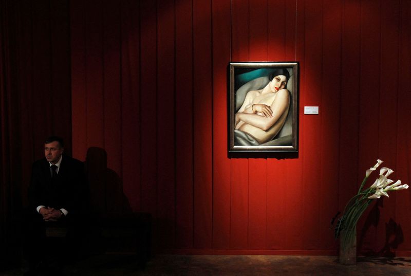 &copy; Reuters. Segurança perto de quadro de Tamara de Lempicka antes de grande leilão de arte russa da Sotheby's
19/10/2011 REUTERS/Denis Sinyakov