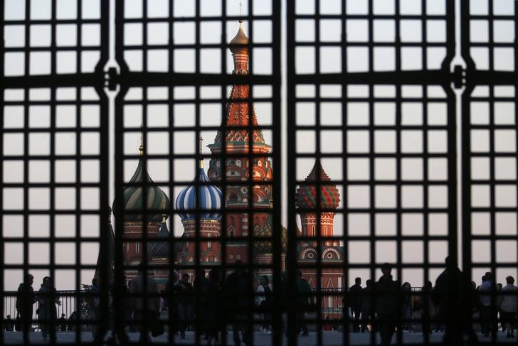 &copy; Reuters. Imagen de archivo de la Catedral de San Basilio vista desde una puerta en la Plaza Roja, Moscú, Rusia.