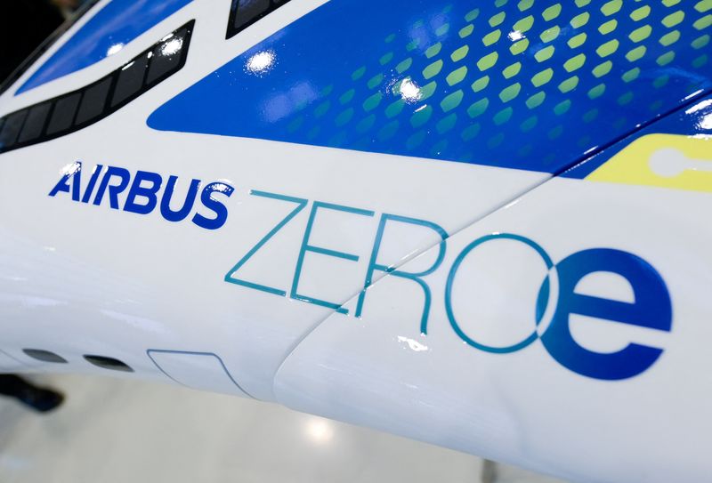 © Reuters. FILE PHOTO: A model of ZEROe aircraft is pictured at Airbus research facilities, in Hamburg, Germany, January 18, 2022. REUTERS/Fabian Bimmer/File Photo