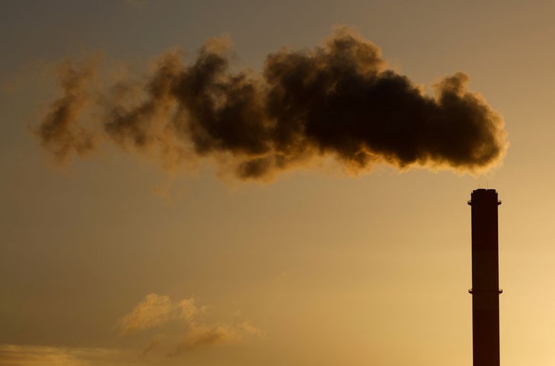 &copy; Reuters. FILE PHOTO: A view shows emissions from the smoke stack of the Electricite de France (EDF) coal-fired power plant in Cordemais near Nantes, France, January 20, 2022. REUTERS/Stephane Mahe/File Photo