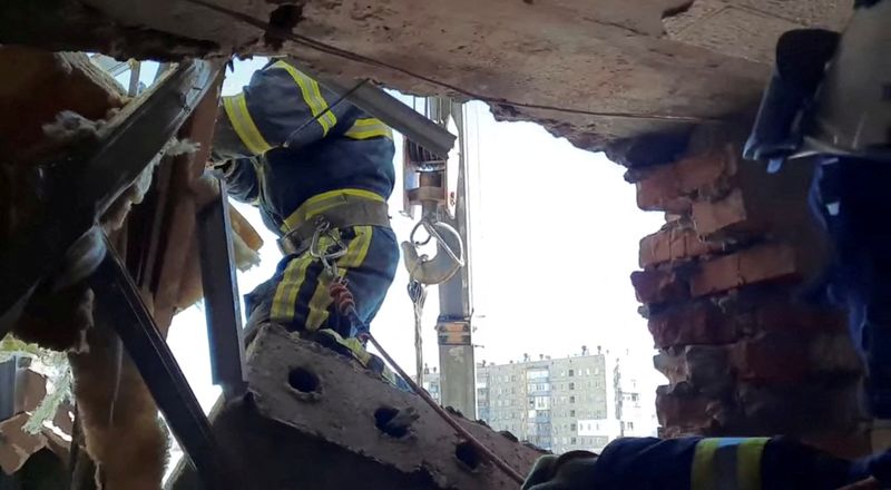 &copy; Reuters. جانب من الدمار الناتج عن قصف مزعوم بصاروخ لمبنى في خاركيف بأوكرانيا يوم 12 مارس اذار 2022. صورة لرويترز من الطوارئ الأوكرانية. 